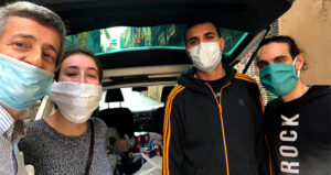 «Ajudem unes seixanta famílies de Barcelona amb menjar i la nostra amistat»