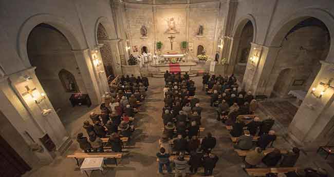 Baixen els catòlics a Barcelona però es manté l’assistència a missa