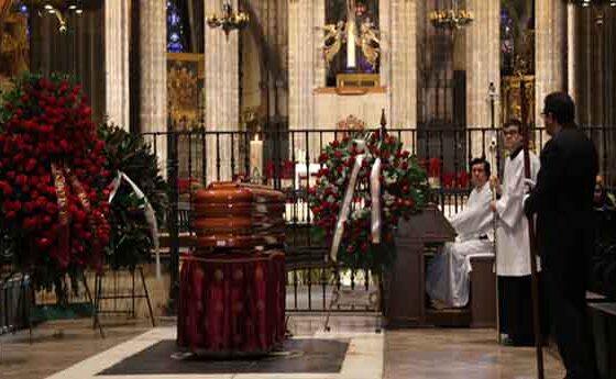 Barcelona dóna l'últim adéu al cardenal Ricard M. Carles
