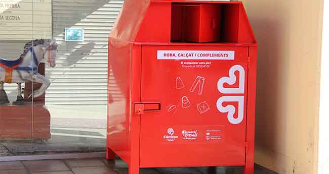 Càritas Terrassa instal·la el primer contenidor de roba usada