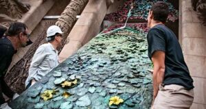 Col·locada la primera porta de la façana del Naixement de la Sagrada Família