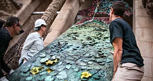 Col·locada la primera porta de la façana del Naixement de la Sagrada Família