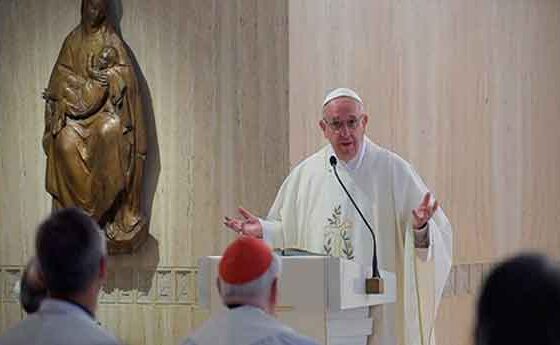 El Papa anima els creients "a mirar-se al mirall i observar la biga del propi ull i no pas la brossa dels altres"