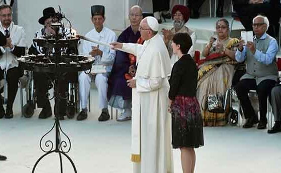 El Papa assegura que "no existeix la guerra santa" i que només la pau consola els pobres davant "el silenci preocupant de la indiferència"
