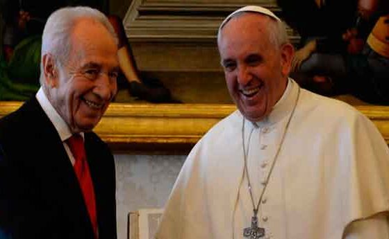 El Papa parla de pau amb Shimon Peres