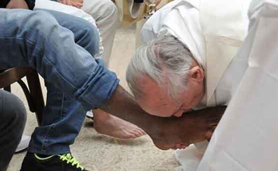 El Papa renta els peus a 12 presos en un nou gest de servei