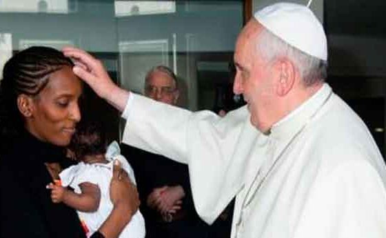 El Papa rep la sudanesa condemnada a mort per apostasia