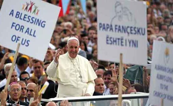 El Papa s'emociona en la visita a Albània