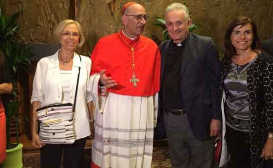 El cardenal Omella rep l'afecte dels pelegrins