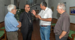 El cardenal Omella visita la seu de la Fundació Acollida i Esperança