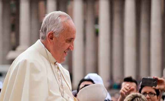 Francesc recorda que els sacerdots "no són funcionaris" i diu que podria visitar França