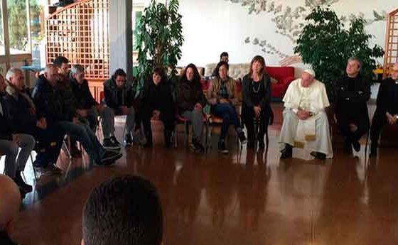 Francesc visita un centre de rehabilitació de drogoaddictes en un nou gest social dins l'Any de la Misericòrdia