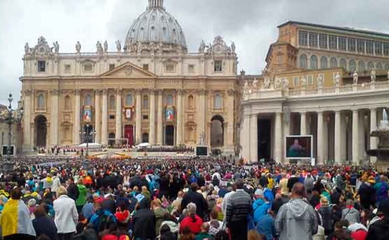 Gran festa de la fe en la canonització de dos papes