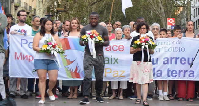 La Comunitat de Sant’Egidio recorda les víctimes de l’atemptat de la Rambla amb una ofrena floral