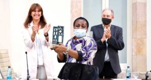 L’activista congolesa Julienne Lusenge rep el Premi ICIP