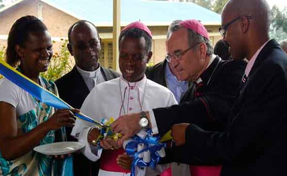 L'arquebisbe Jaume Pujol beneeix un complex parroquial a Rwanda