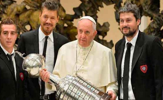 L’equip de futbol San Lorenzo presenta la Copa Libertadores al Papa