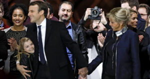 Macron s'ha posat molt bé en escena; ara ha d'entrar en matèria