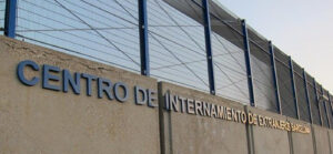 Migra Studium denuncia les vulneracions de drets que pateixen els interns del Centre d’Internament d’Estrangers