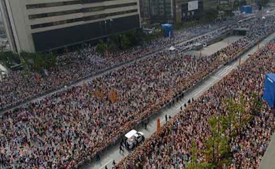 Milers de persones assisteixen a la Missa de beatificació dels 124 màrtirs coreans