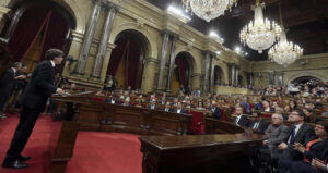 Puigdemont assumeix la independència però demana suspendre-la