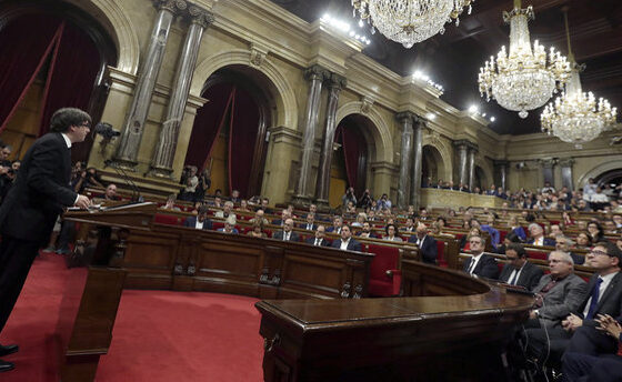Puigdemont assumeix la independència però demana suspendre-la
