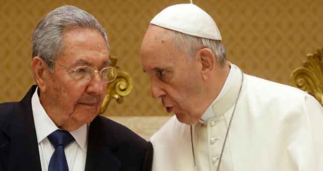 Raúl Castro promet "tornar a pregar i a l'Església" en una trobada amb Francesc