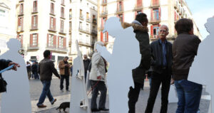 Un centenar de siluetes posen rostre al sensellarisme