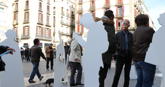 Un centenar de siluetes posen rostre al sensellarisme
