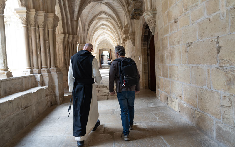 Atravesando el claustro ante el refectorio antes de despedir al equipo de “Catalunya Cristiana” / Agustí Codinach