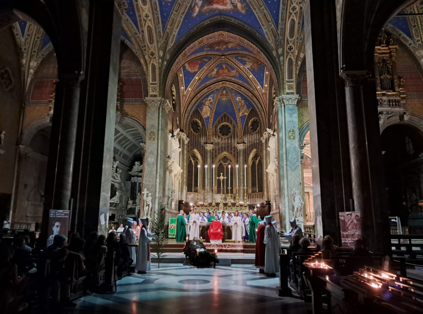 Un dels moments més importants del Misteri és la processó dels apòstols per l'església.