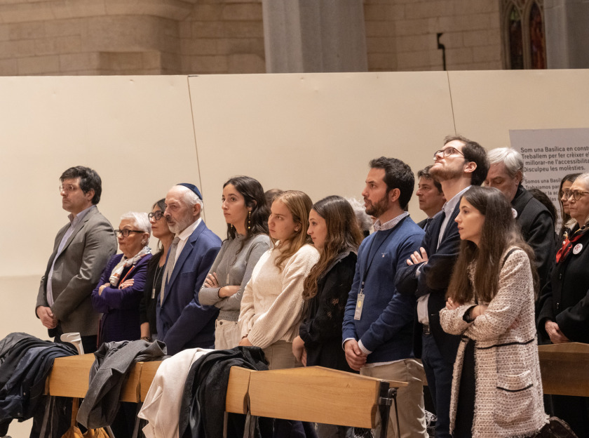 Joves a la missa de la Sagrada Família