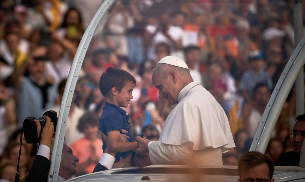 La foto d’un nen amb el Papa a l’Estadi que ha fet la volta al món: “Vam ser testimonis d’una intercessió molt gran d’Antoni Gaudí”